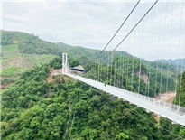 Cầu kính Bạch Long – Mộc Châu là cầu kính đi bộ dài nhất thế giới.