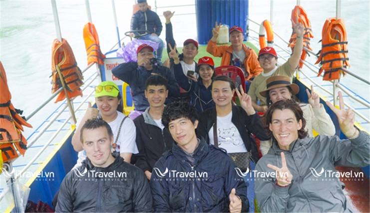Đi thuyền trên sông Nho Quế