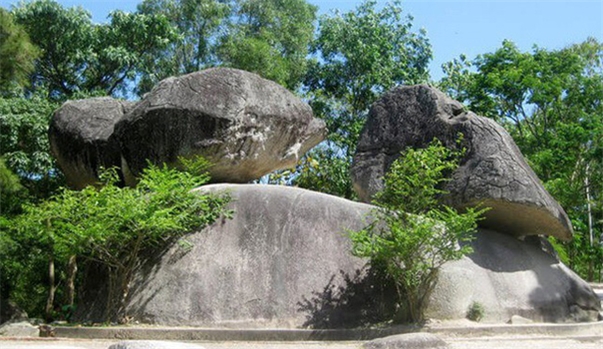 Hòn Trống Mái